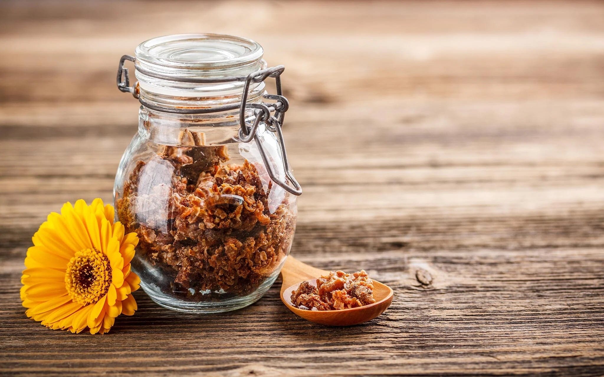 Propolisul, o minune a naturii: 10 Motive să nu-ți lipsească din casă