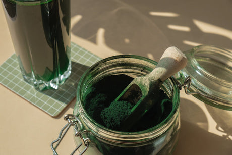 Spirulina de la A la Z: beneficii, proprietăți, contraindicații și ce trebuie să știi înainte de consum
