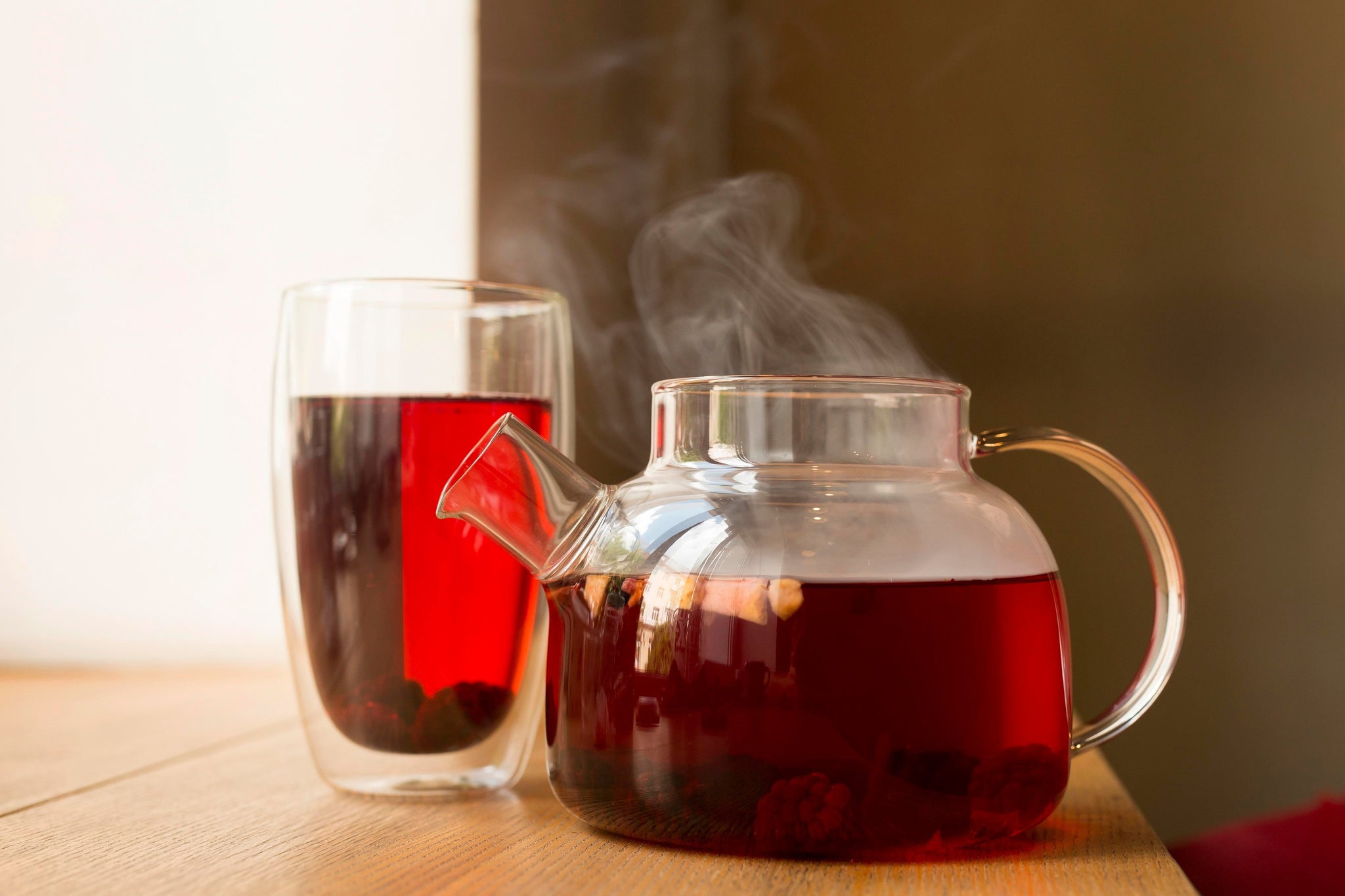 5 motive să încerci ceai cald vara, chiar dacă pare ciudat