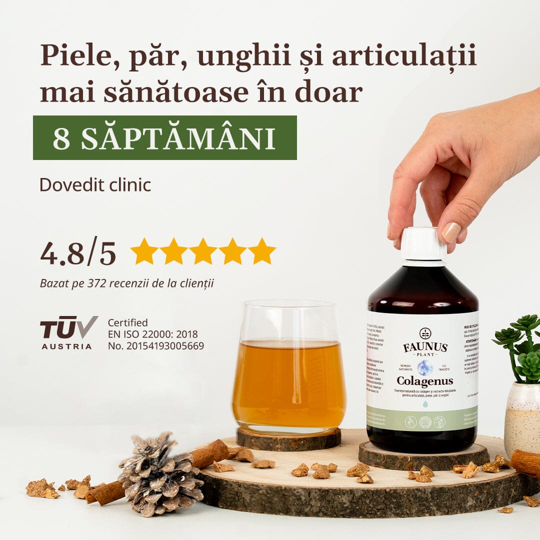 Sticlă de Colagenus 500ml de la Faunus Plant cu un pahar cu lichid pe o tavă în formă de scoarță de copac, cu o mână care ține capacul produsului. Text pe imagine: „Piele, păr, unghii și articulații mai sănătoase în doar 8 săptămâni”, rating 4.8/5 din 372 recenzii, certificare TÜV Austria.