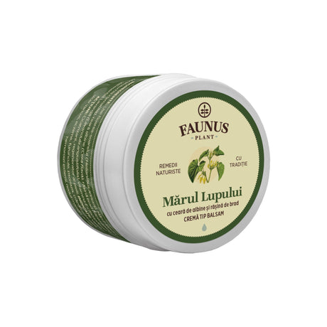 Imagine cu Unguentul Mărul Lupului de 50ml, care are o culoare verde de brad, cu eticheta frontală vizibilă, având logo, denumire și un element grafic reprezentativ al plantei Mărul Lupului. Cu ceară de albine și rășină de brad. Cremă tip balsam.