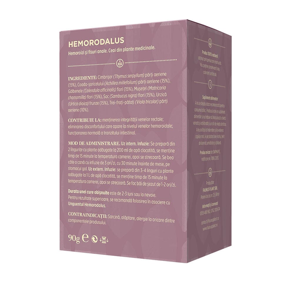 Cutie de Ceai Hemorodalus 90g de la Faunus Plant, vedere spate, prezentând lista ingredientelor, modul de administrare și indicațiile pentru utilizare. Ingrediente: Cimbrișor (Thymus serpyllum) părți aeriene (15%), Coada-șoricelului (Achillea millefolium) părți aeriene (15%), Gălbenele (Calendula officinalis) flori (15%), Mușețel (Matricaria chamomilla) flori (15%), Soc (Sambucus nigra) flori (15%), Urzică (Urtica dioica) frunze (15%), Trei-frați-pătați (Viola tricolor) părți aeriene (10%).