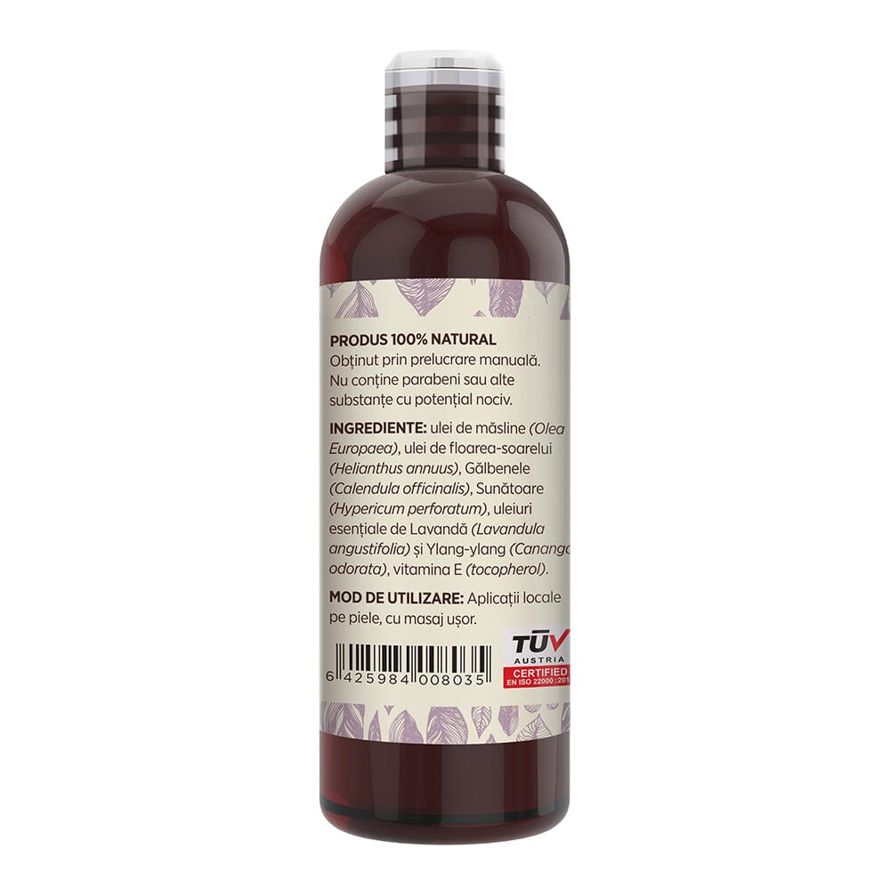 Flacon lateral stânga Ulei Masaj Relaxant, afișând eticheta cu descrierea utilizării și a ingredientelor produsului: ulei de măsline, ulei de floarea-soarelui, gălbenele, sunătoare, uleiuri esențiale de lavandă și ylang-ylang, vitamina E.