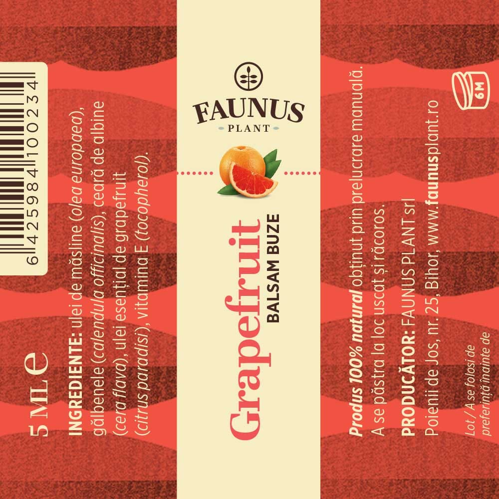 Eticheta desfășurată a Balsamului de Buze Grapefruit de la Faunus Plant cu ingrediente, condiții de păstrare și informații producător, pe fundal roșu.