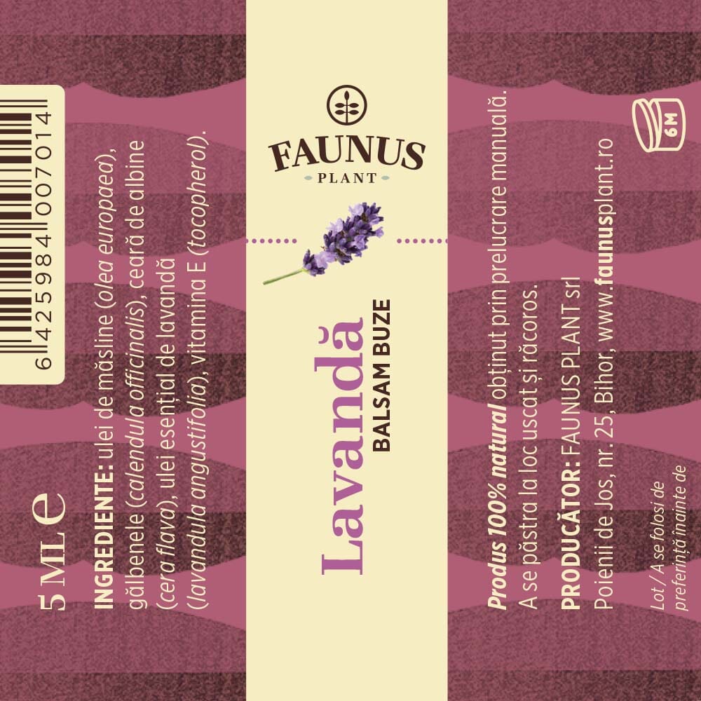 Eticheta desfășurată a Balsamului de Buze Lavandă de la Faunus Plant cu ingrediente, condiții de păstrare și informații producător, pe fundal mov.