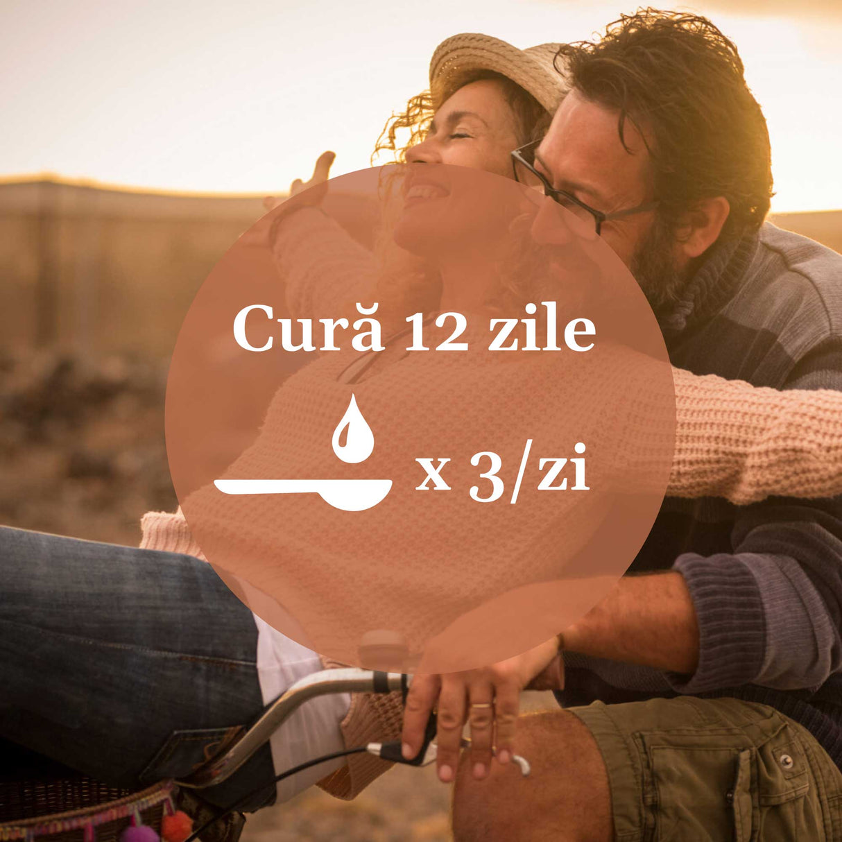 Imagine de fundal cu un cuplu, având un element grafic circular de culoare maro deschis cu un text în mijloc sugerând aplicarea unei cure de 12 zile prin administrarea prin uz intern de 3 ori pe zi.