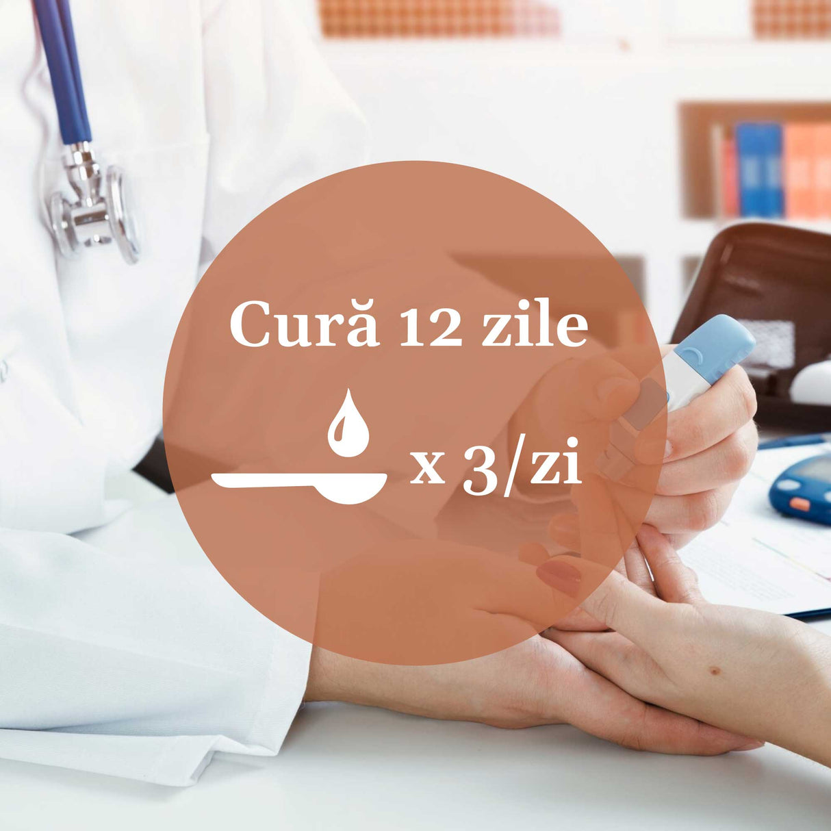 Imagine de fundal cu mâna unui docotor care consultă un pacient, având un element grafic circular de culoare maro deschis cu un text în mijloc sugerând aplicarea unei cure de 12 zile prin administrarea prin uz intern de 3 ori pe zi.