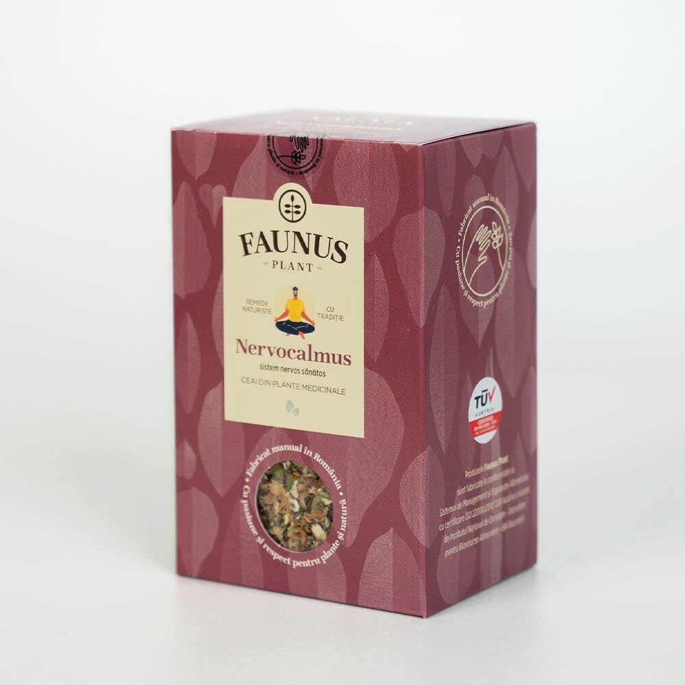 Ceai Nervocalmus 90g de la Faunus Plant Pozat Din Lateral: Cutie de Ceai Nervocalmus de la Faunus Plant, vedere din lateral, cu eticheta TÜV Austria și informații despre producător pe partea laterală a ambalajului.