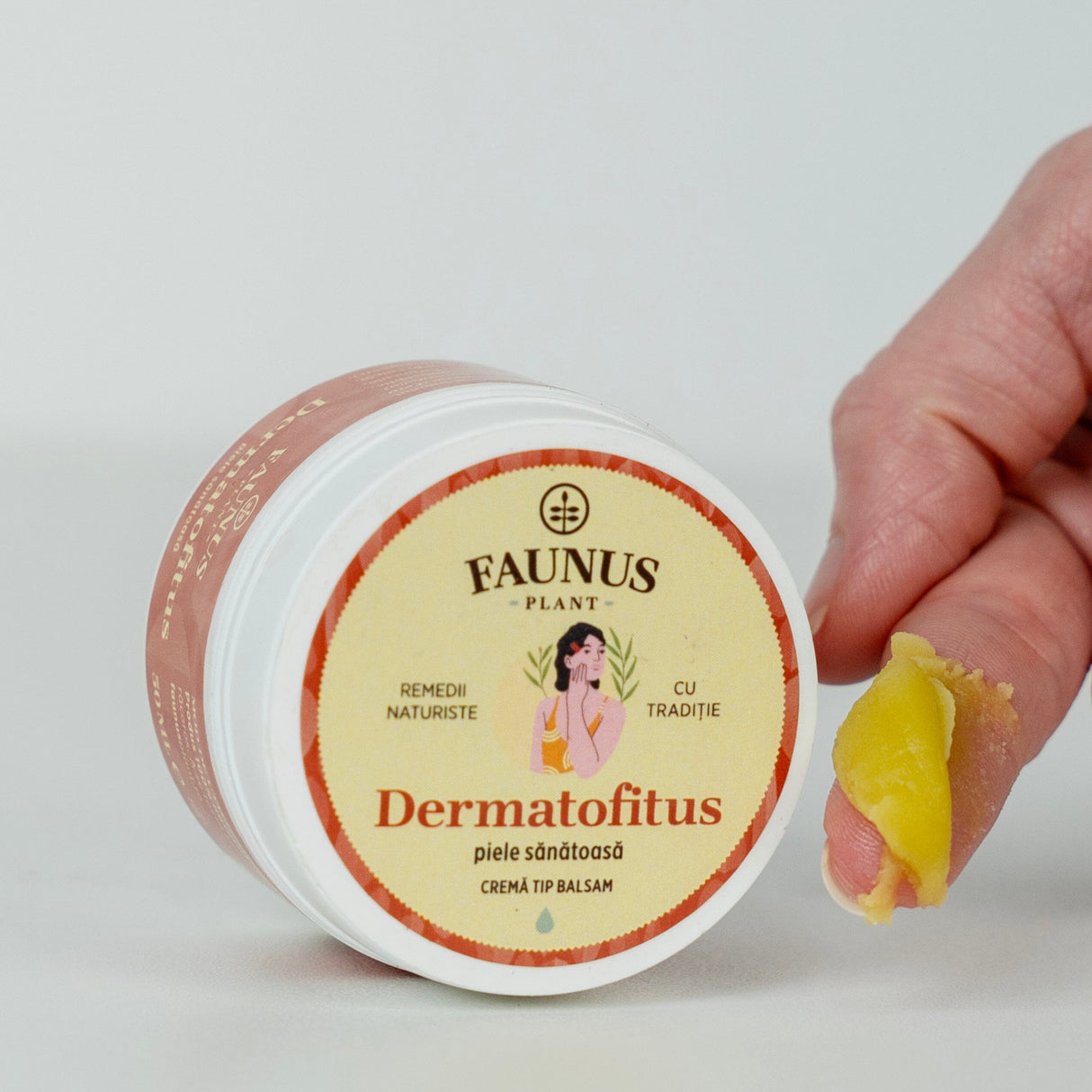 Textura Cremă Tip Balsam Dermatofitus 50 ml de la Faunus Plant, prezentată printr-un prim-plan cu consistența balsamului, ideal pentru aplicare locală pe piele afectată de acnee sau eczeme.