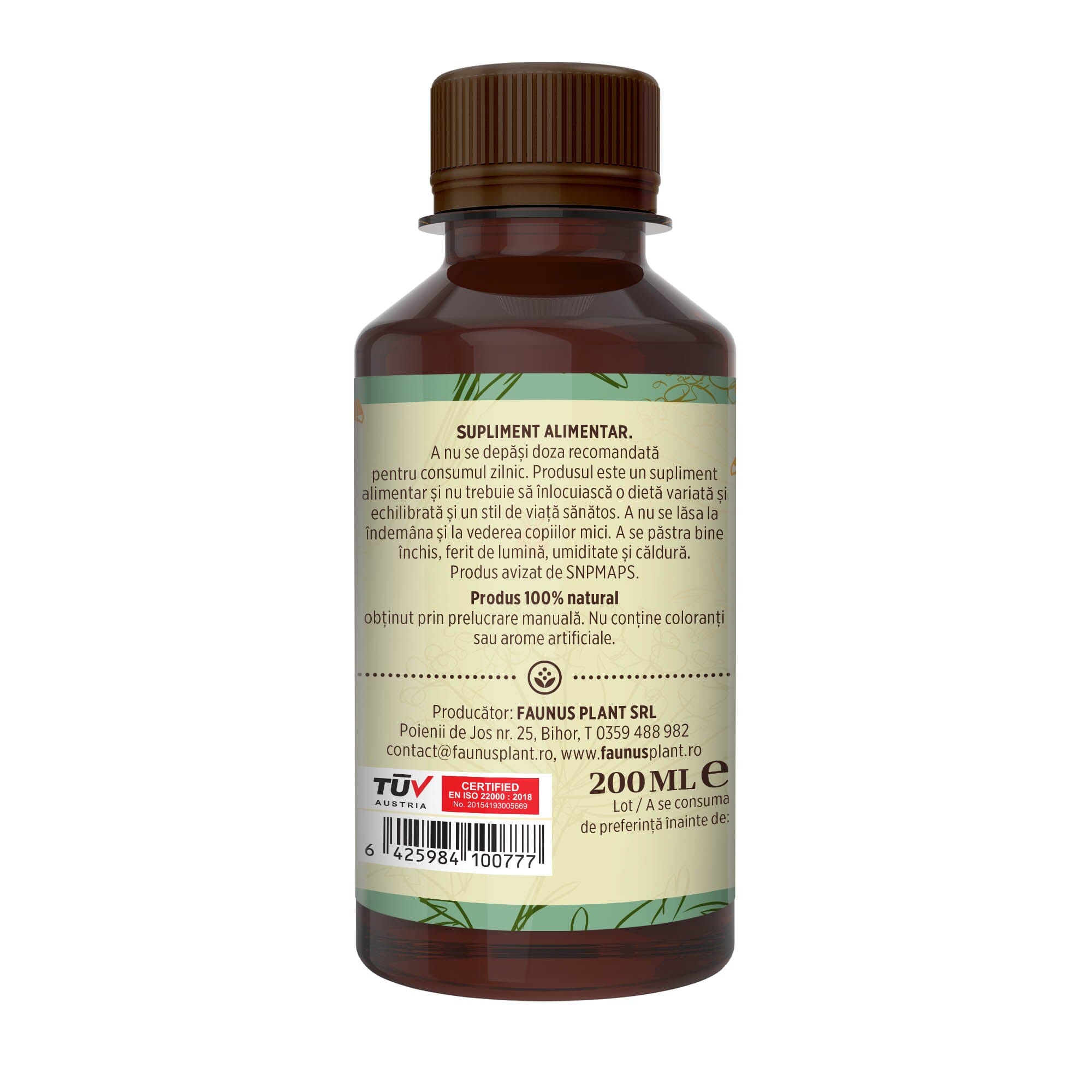 Flacon Sirop de Pătlagină cu Miere și Propolis de 200 ml fotografiat din dreapta, cu etichetă verde crem care subliniază atât modul de administrare alături de precauții și atenționări, cât și cod de bare, logo TUV Austria și spațiul pentru data expirării.