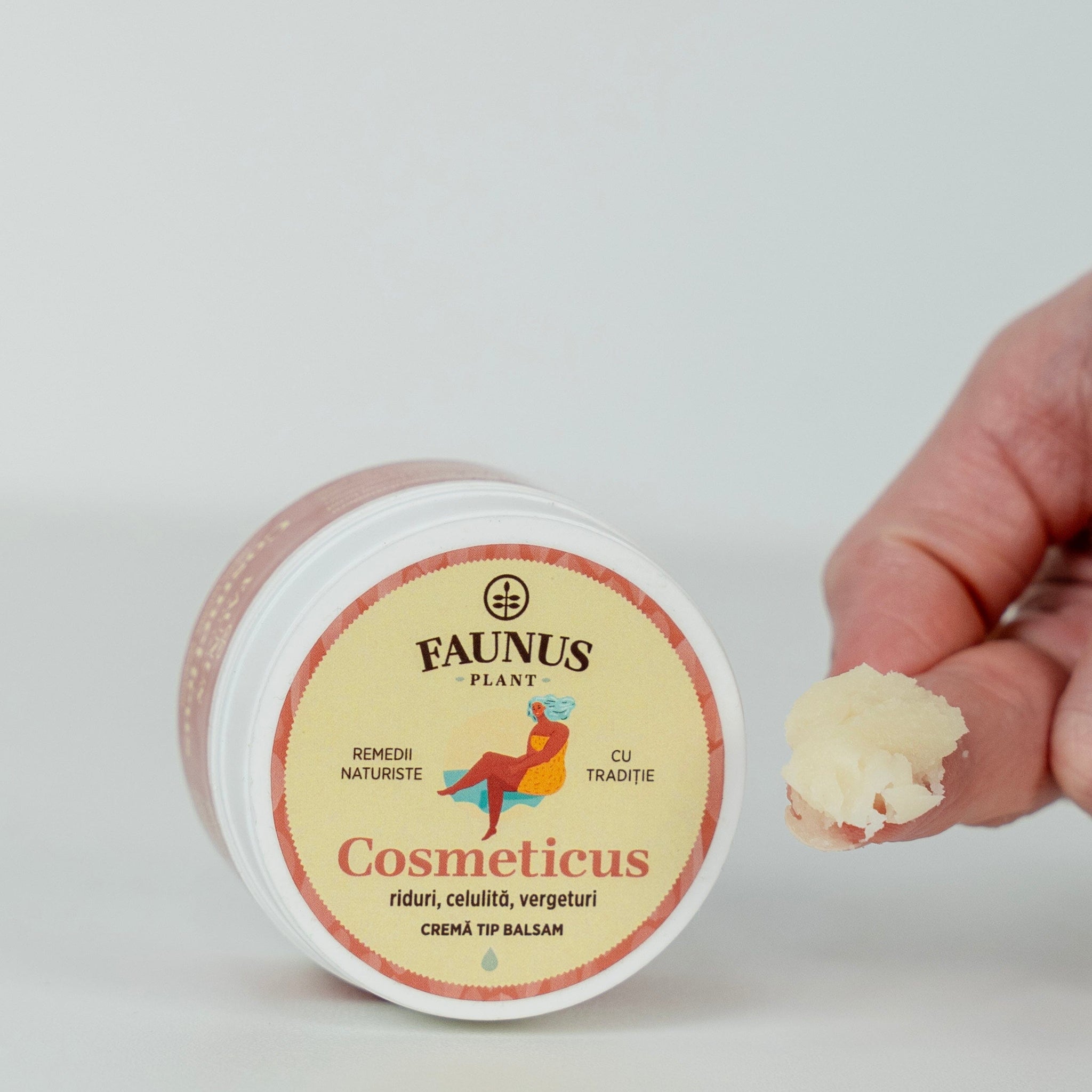 Textură Cremă Tip Balsam Cosmeticus de la Faunus Plant, prezentată pe deget, subliniind consistența sa cremoasă și capacitatea de hidratare intensă.