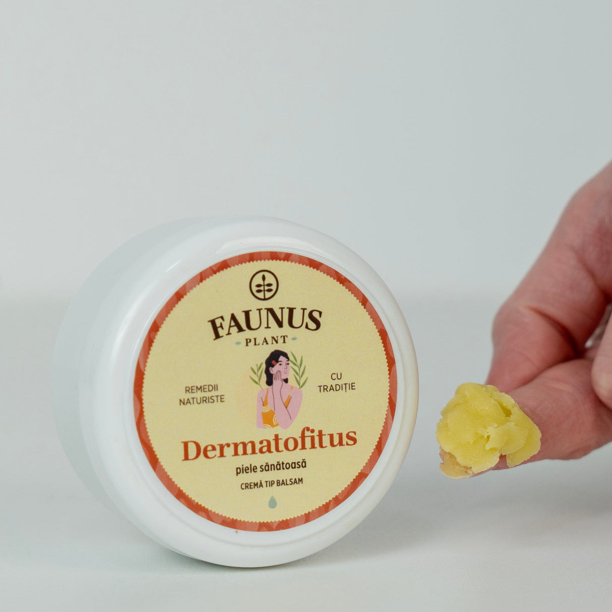 Textura Cremă Tip Balsam Dermatofitus 100 ml de la Faunus Plant, prezentată printr-un prim-plan cu consistența balsamului, ideal pentru aplicare locală pe piele afectată de acnee sau eczeme.