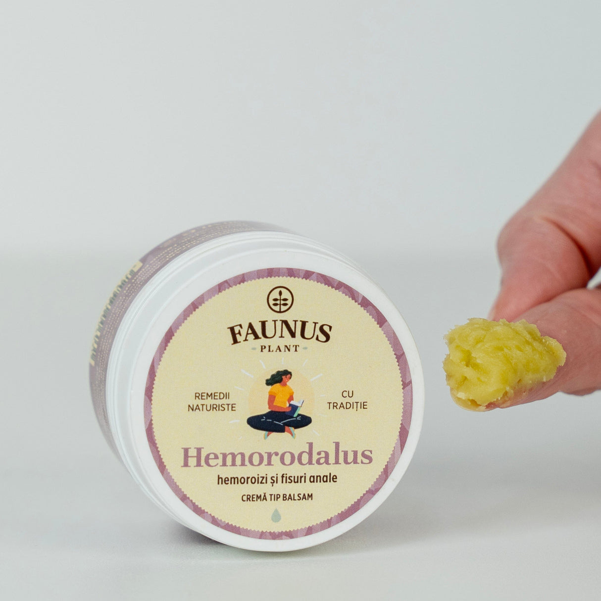 Imagine detaliată cu textura cremoasă și densă a Cremei Tip Balsam Hemorodalus de la Faunus Plant, arătând culoarea galben deschis și consistența sa naturală, aplicată pe mână.