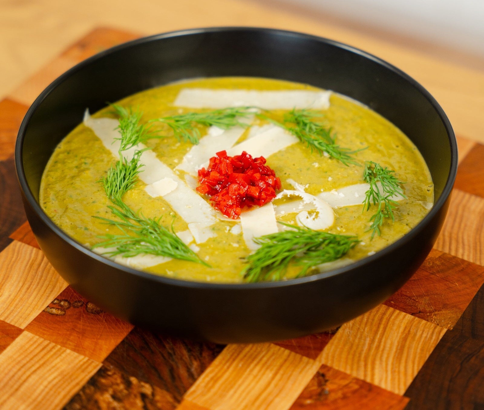 Supă cremă cu broccoli, cartof dulce și Greenerals: rețetă nutritivă, cremoasă și ușor de pregătit