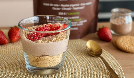 Cheesecake proteic la pahar cu căpșuni: desert rapid, stratificat și echilibrat