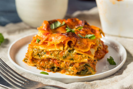 Lasagna vegană cu legume (rețetă de post): cremoasă, sănătoasă și sățioasă