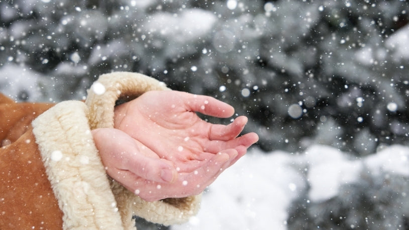 Mâini uscate, iritate și crăpate de la frig? Cum le protejezi și le îngrijești natural?