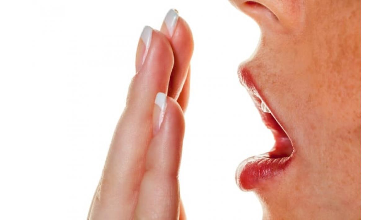 Cele mai frecvente 4 cauze ale respiratiei urat mirositoare