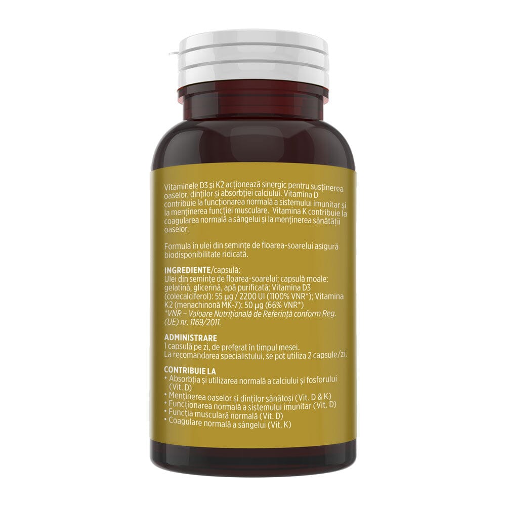 Flaconul de Vitamina D3+K2 fotografiat din lateral stânga, pe fundal alb, cu detalii despre ingrediente, administrare și beneficii.
