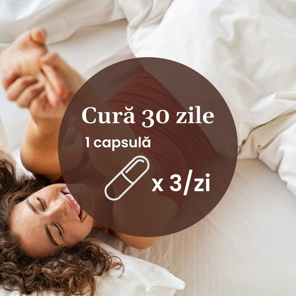 Element grafic circular afișat pe mijloc cu un text despre cura de 30 de zile cu Magtein capsule, sugerând 1 capsulă de 3 ori pe zi, având pe fundal imagine cu o femeie care zâmbește, în pat, când se trezește dimineața.