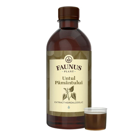 Flacon Tinctura Untul Pământului de 500ml de la Faunus Plant, căreia i se observă eticheta frontală, logo și denumirea. În dreapta produsului, un capac cu dozator cu mostră de produs.