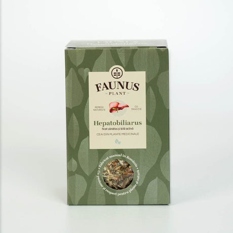 Cutie de Ceai Hepatobiliarus 90g de la Faunus Plant, vedere din față, așezată pe un fundal alb simplu. Ambalajul verde include o imagine stilizată a ficatului, promovând proprietățile sale benefice pentru sănătatea hepatică și biliară.