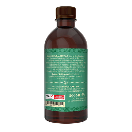 Flacon Sirop de Pătlagină de 500 ml fotografiat din dreapta, cu etichetă verde închis care subliniază atât modul de administrare alături de precauții și atenționări, cât și codul de bare, logo TUV Austria și spațiul pentru data expirării. | Cantitate - 500ml