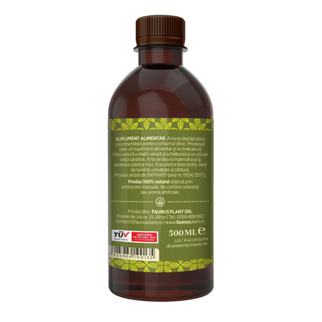 Flacon Sirop de Soc 500 ml fotografiat din dreapta, cu etichetă verde închis care subliniază atât modul de administrare alături de precauții și atenționări, cât și codul de bare, logo TUV Austria și spațiul pentru data expirării. | Cantitate - 500ml