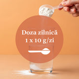 Medalion cu doza zilnică de 1 x 10 g / zi de Hidralio de la Faunus Plant, având pe fundal o imagine cu o mână cu lingurița dozatoare de pudră Hidralio, pe care o toarnă într-un pahar cu apă, pe fundal oranj deschis