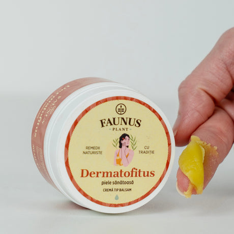 Textura Cremă Tip Balsam Dermatofitus 50 ml de la Faunus Plant, prezentată printr-un prim-plan cu consistența balsamului, ideal pentru aplicare locală pe piele afectată de acnee sau eczeme. | Cantitate - 50ml