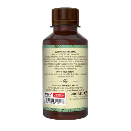 Flacon Sirop de Pătlagină cu Miere și Propolis de 200 ml fotografiat din dreapta, cu etichetă verde crem care subliniază atât modul de administrare alături de precauții și atenționări, cât și cod de bare, logo TUV Austria și spațiul pentru data expirării.