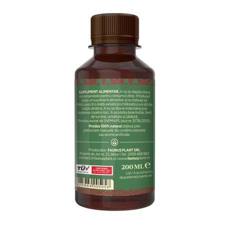 Flacon Sirop Măceșe de 200 ml fotografiat din dreapta, cu etichetă verde închis care subliniază atât modul de administrare alături de precauții și atenționări, cât și cod de bare, logo TUV Austria și spațiul pentru data expirării. | Cantitate - 200ml