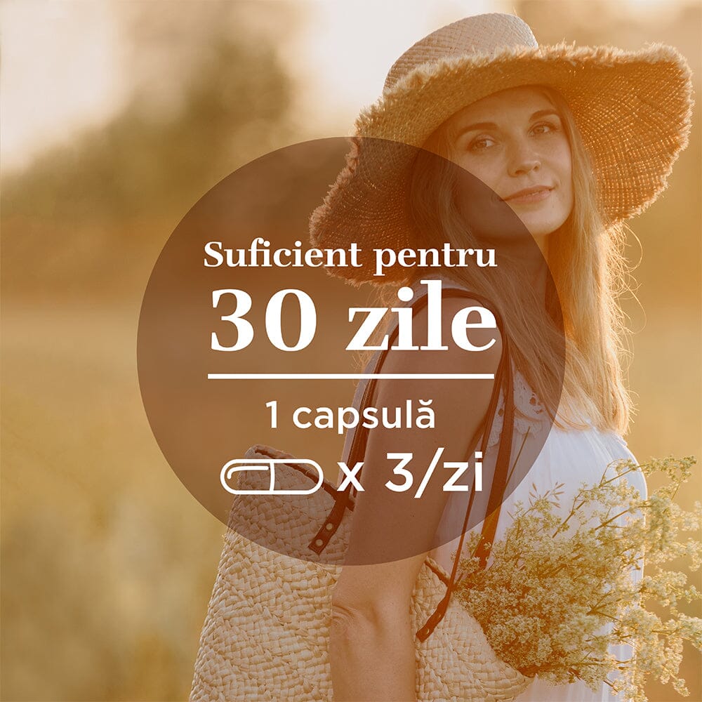 Element grafic circular afișat pe mijloc cu un text despre durata de consum de 30 de zile cu Vitamina D3 4000, câte 1 capsulă pe zi, având pe fundal imagine cu o femeie stând într-o pădure, privind răsăritul printre copaci.